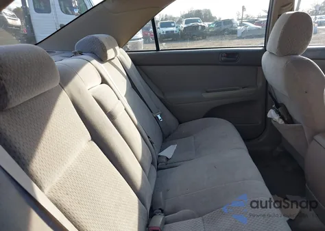 2004 Toyota Camry Le z USA, uszkodzony, nr VIN 4T1BE32K94U282921